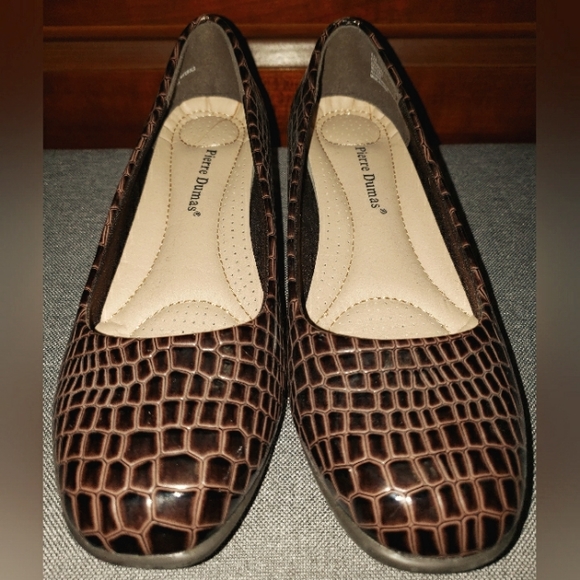 Pierre Dumas Brown Croc-Embossed Relaxed Wedge Pump 6.5 - Picture 1 of 4